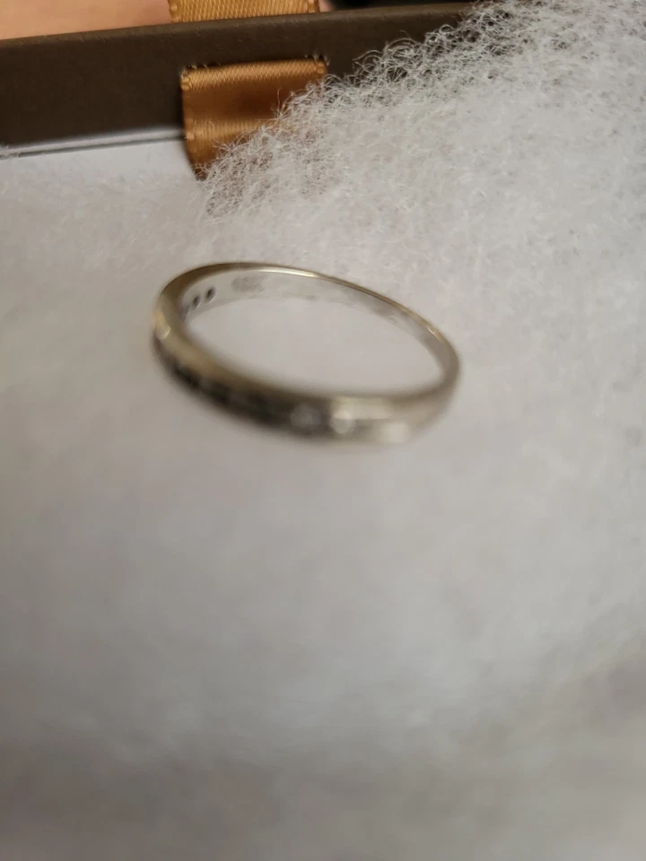 Oro blanco de 10 quilates con diamantes y tamaño es de 6 Foto 4 de 4