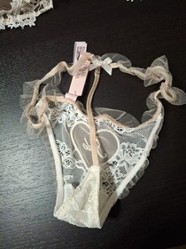 Victoria&rsquo;s Secret Dream Angels Set Lace Bra 32D & V-String Small Ivory NWT