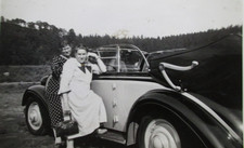 ERBE priv Foto aus Sammlung Damen Ausflug mit PKW Fahrzeug Oldtimer FORD EIFEL !