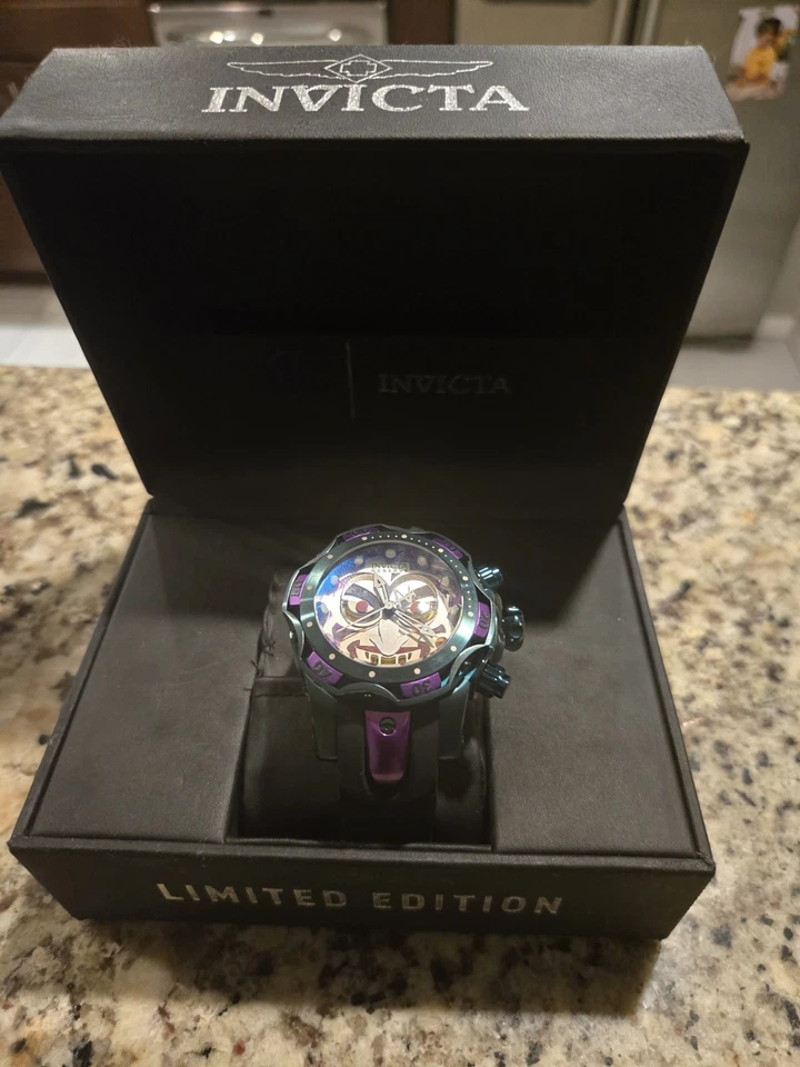 Reloj de cuarzo para mujer Invicta DC Comics Joker 35063 - Nuevo, necesita batería - LE/4K Foto 4 de 4