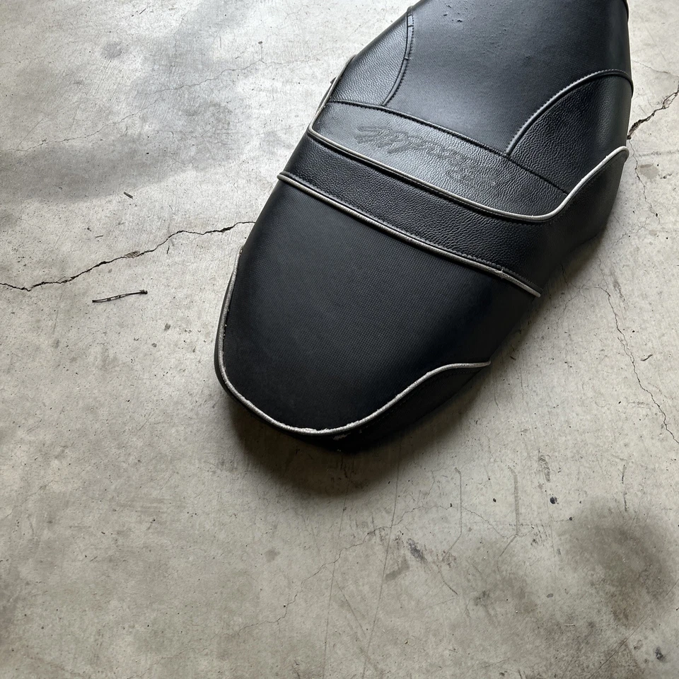 1997 - 2000 Suzuki Bandit GSF1200S Front Seat Saddle Leather - Image 4 of 4