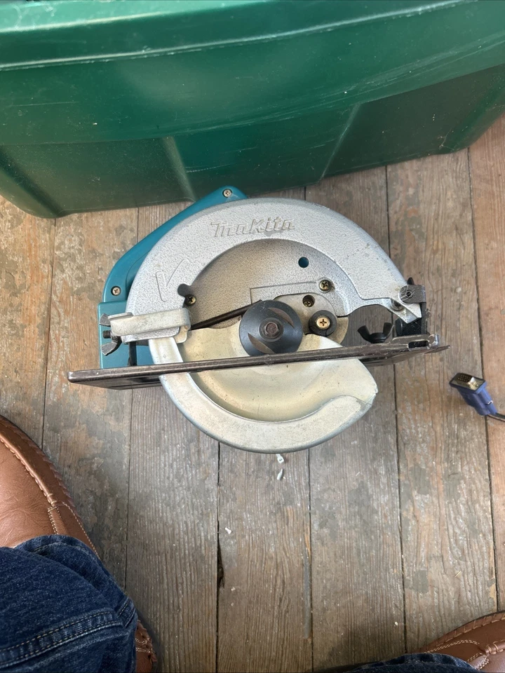 Vintage. Sierra circular Makita alimentada por batería - ¡con batería y cargador! Foto 2 de 3