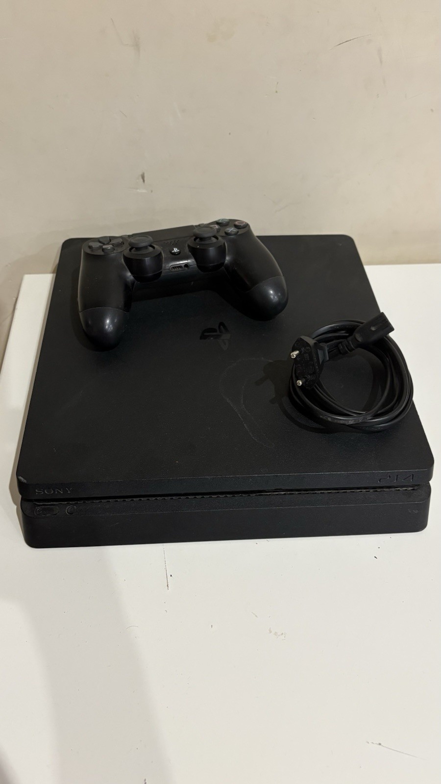 Sony PlayStation 4 Slim PS4 nera con controller e cavo alimentazione
