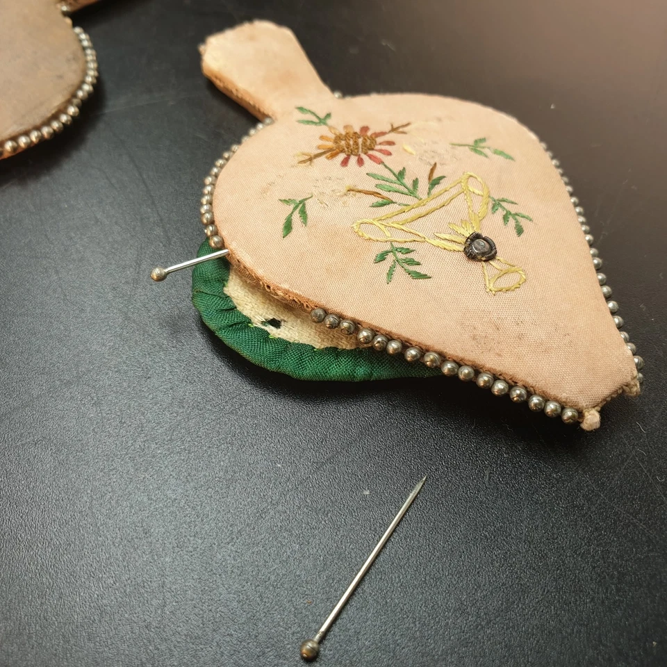 Pique aiguilles ancien Brodé fleur pensée Travail de couvent Religieuse XIXe - Photo 4/4