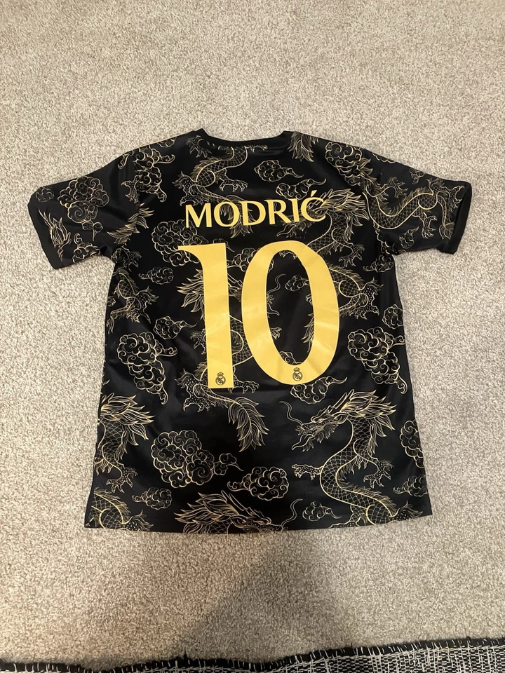 Camiseta de fútbol Adidas LukaModric #10 talla pequeña negra y dorada 23/24 del Real Madrid Foto 2 de 4