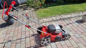 Akku-Rasenmäher mit Antrieb der Firma Hecht