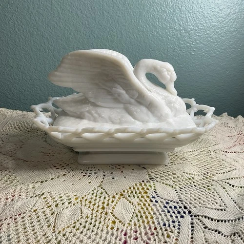 VINTAGE WESTMORELAND SWAN ON NEST RAISED WINGS / LACE EDGING  Damage 10”