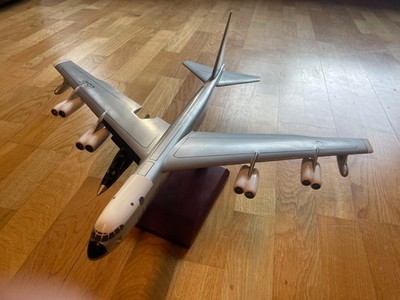 Boeing B-52H 'Stratofortress mit X-15 Raketenflugzeug unter Tragfläche mit Stand