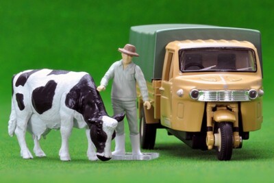 Daihatsu CO10T Pritsche m. Figuren, Tomytec Tomica Limited Vintage LV-12d, 1/64