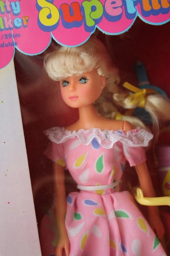 MUÑECA PLEGABLE BETTY WALKER DE COLECCIÓN AÑOS 80 SUPERMERCADO DIVERTIDA M&C SINDY PETRA KO ¡NUEVA! - Imagen 3 de 7