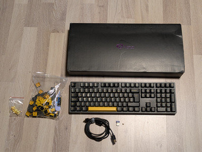 Akko Keyboard Black & Gold 5108B Plus 100% Layout mit Akko Yellow V3 Pro