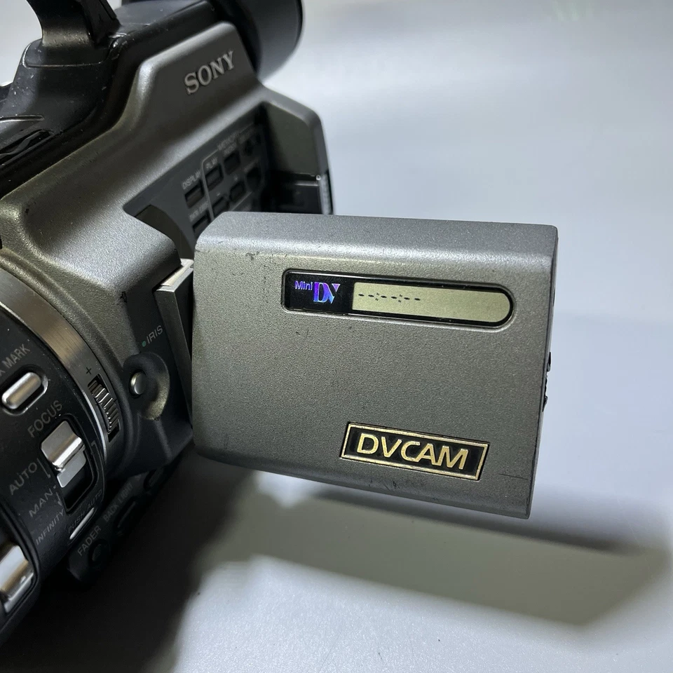 Sony DSR-PD170 Mini DVCAM Camcorder Partial Work AS IS for parts or Repair - Image 2 of 4