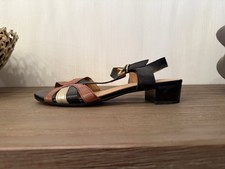 NEU Caprice Sandalen T-Bar Extravagantes Schwarz & camel Größe 39