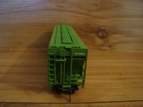 Altas HO Scale - BNSF Burlington Northern Covered Hopper - Picture 4 of 8