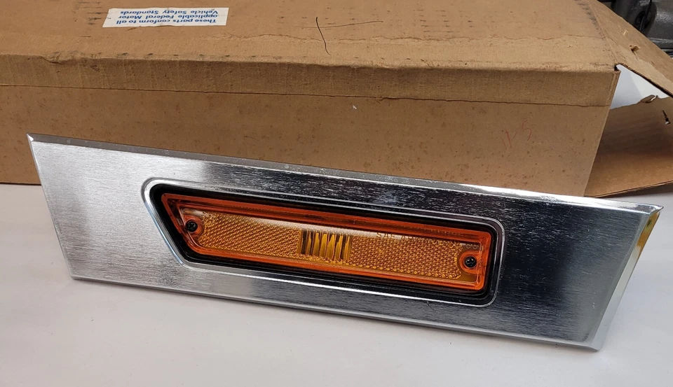 Chrysler New Yorker 1973 lámpara de luz de señalización lateral izquierda del conductor 3679101 nuevo en stock Foto 3 de 4