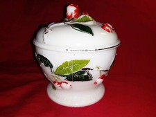 BONBONNIERE EN OPALINE   MOULEE BLANCHE DECOR CERISES VAL ST.LAMBERT  N°711/14