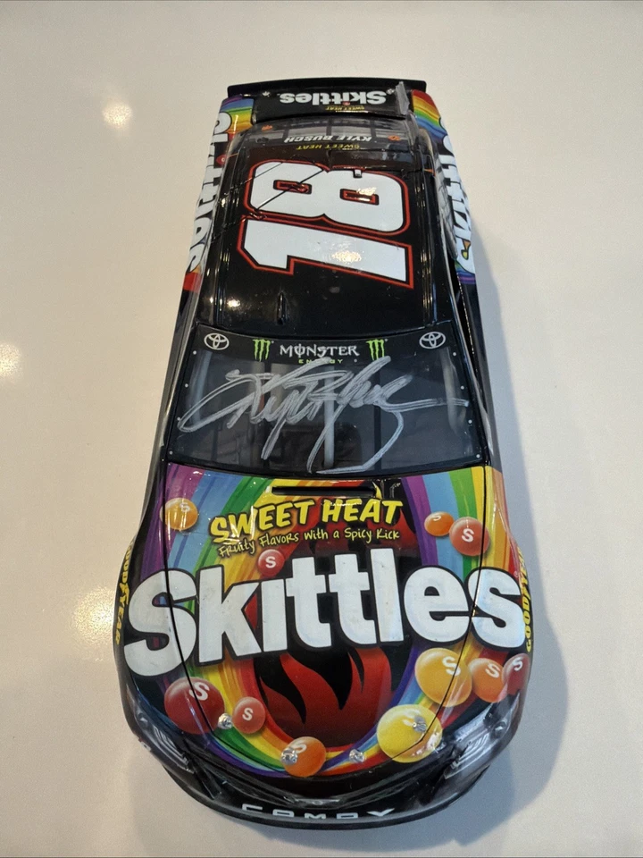 2017 1:24 Lionel #18 Kyle Busch Skittles Sweet Heat Camry autografiado - sin caja Foto 2 de 4