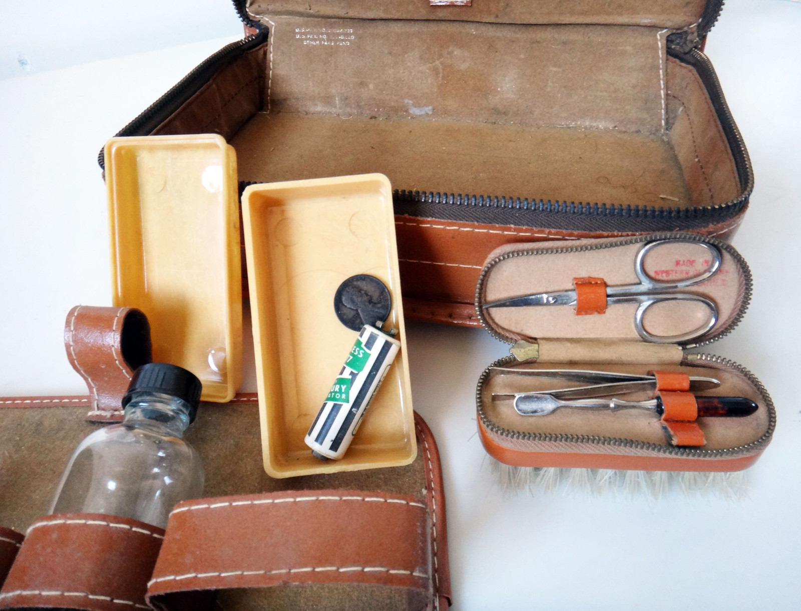 Vtg Leather Toiletry 50s case Sovereign cufflink jewelry hard case shaving kit