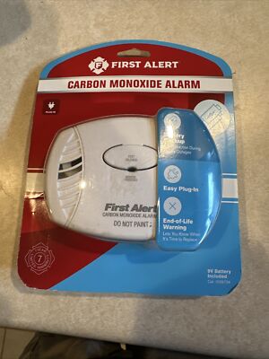 First Alert CO606 Plug-In Carbon Monoxide Alarm W/ Battery Backup New.