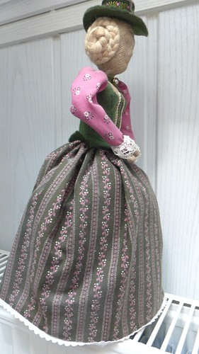 Trachtenpuppe, handgearbeitete Deko-Trachtenpuppe, Stoffpuppe zum Aufstellen - Bild 3 von 5
