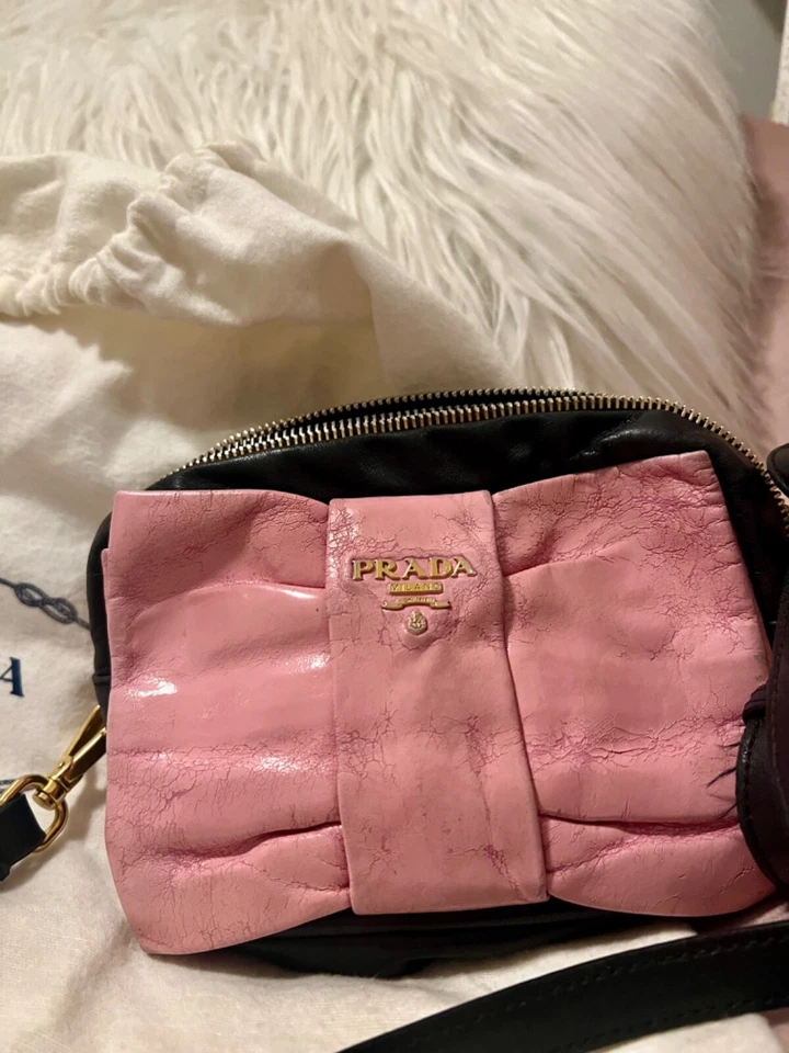 Bandolera Prada Nappa negra con lazo rosa (usada) - moderadamente usada Foto 2 de 3