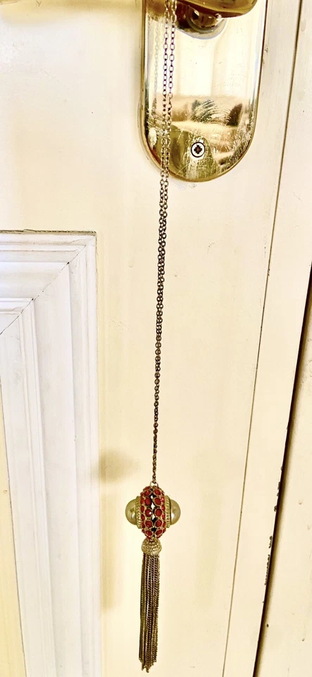 "Cadena de acero inoxidable de 20"" con colgante de 5"" (inmitación de 2 perlas grises y cristal rojo alrededor)" Foto 3 de 4