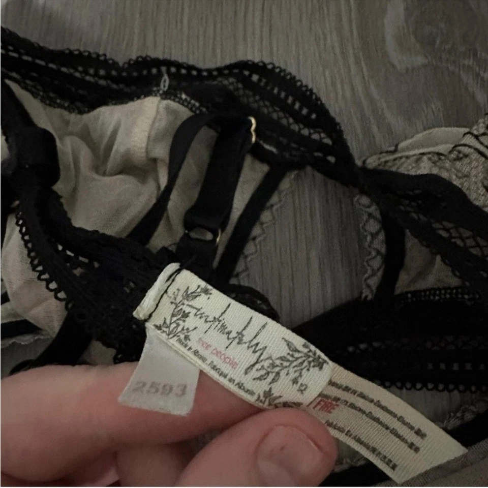 Bralette floral Intimately Free People Alia crema y negro Foto 3 de 4