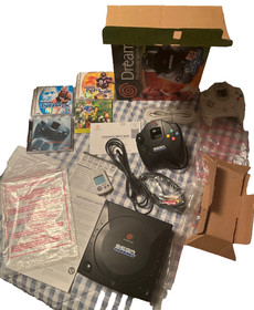 SEGA DREAMCAST Black sports edition complete in Box Bundle Gamin System