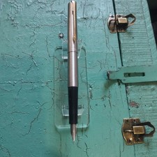 Parker 45 Stylo Plume  argenté avec clip doré, N°