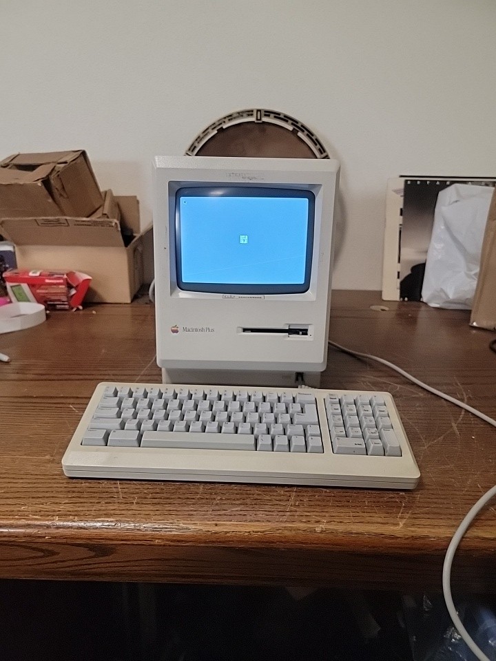 Macintosh Plus M0001A 起動確認済み Apple Macintosh Plus M0001A キーボード マウス 外付HDD 起動