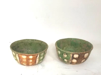 Deux tasses en poterie décorées d'émaux « Sancai » (trois couleurs) - Photo 1/4