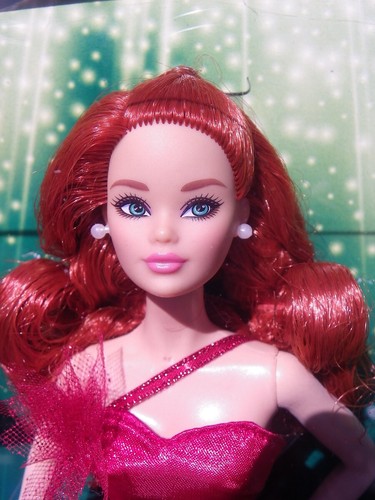 Barbie rousse HOLIDAY 2022 poupée robe tulipe rouge 2021 Mattel HGW73 red hair - Imagen 2 de 4