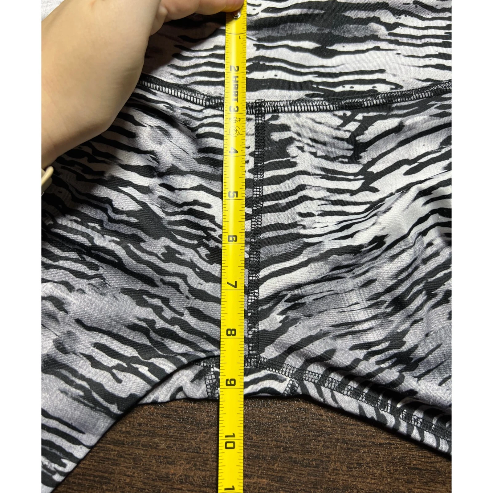 beyond-yoga zebra tiger stripe print cropped capri leggings