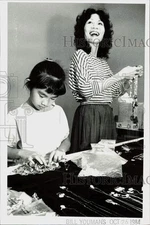 1984 Press Photo Laura Wang helps mother Goretti at Asian Festival jewelry booth
