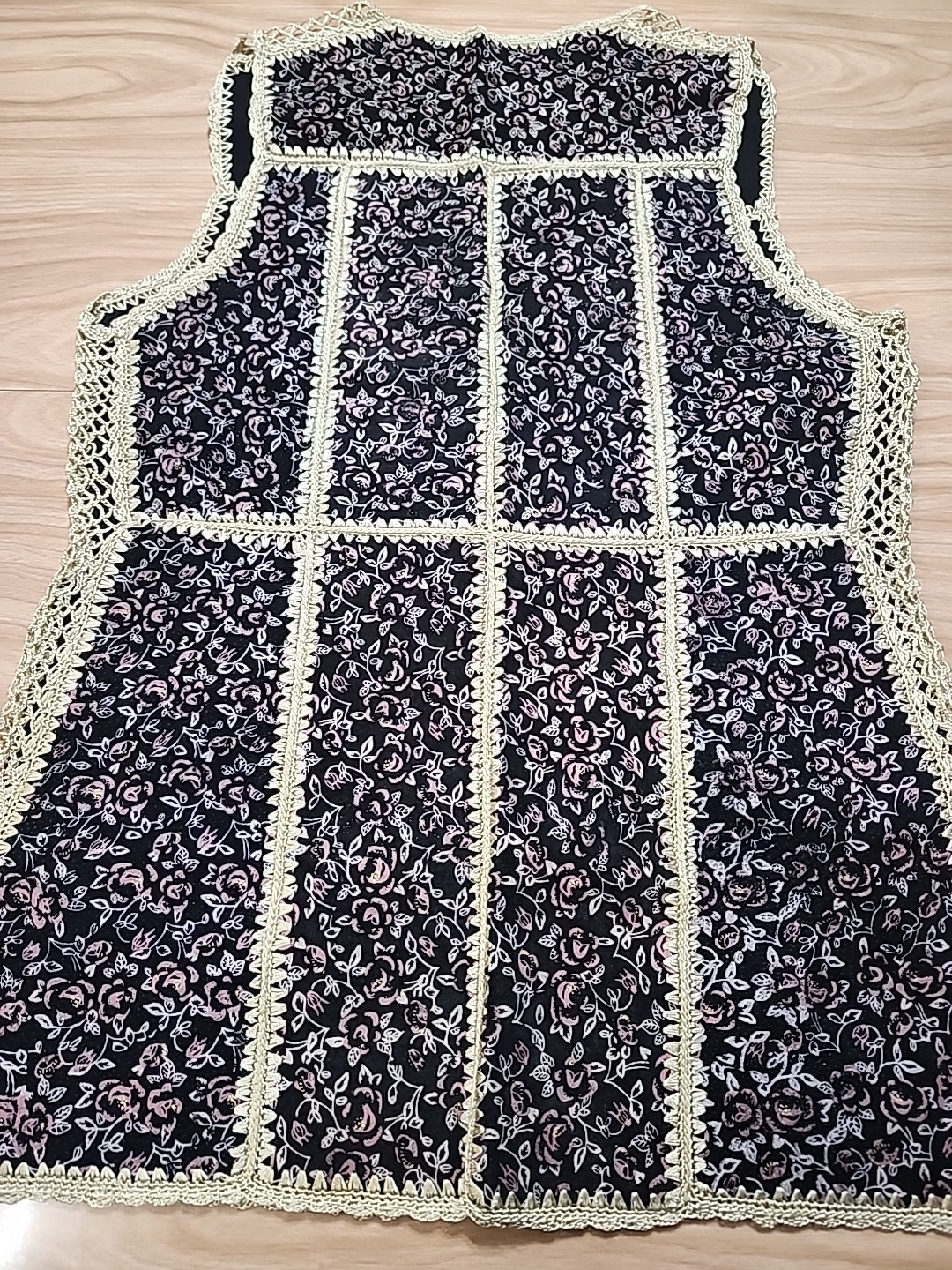Patchwork Crocheted Vest, Appears Medium, Black F… - image 11