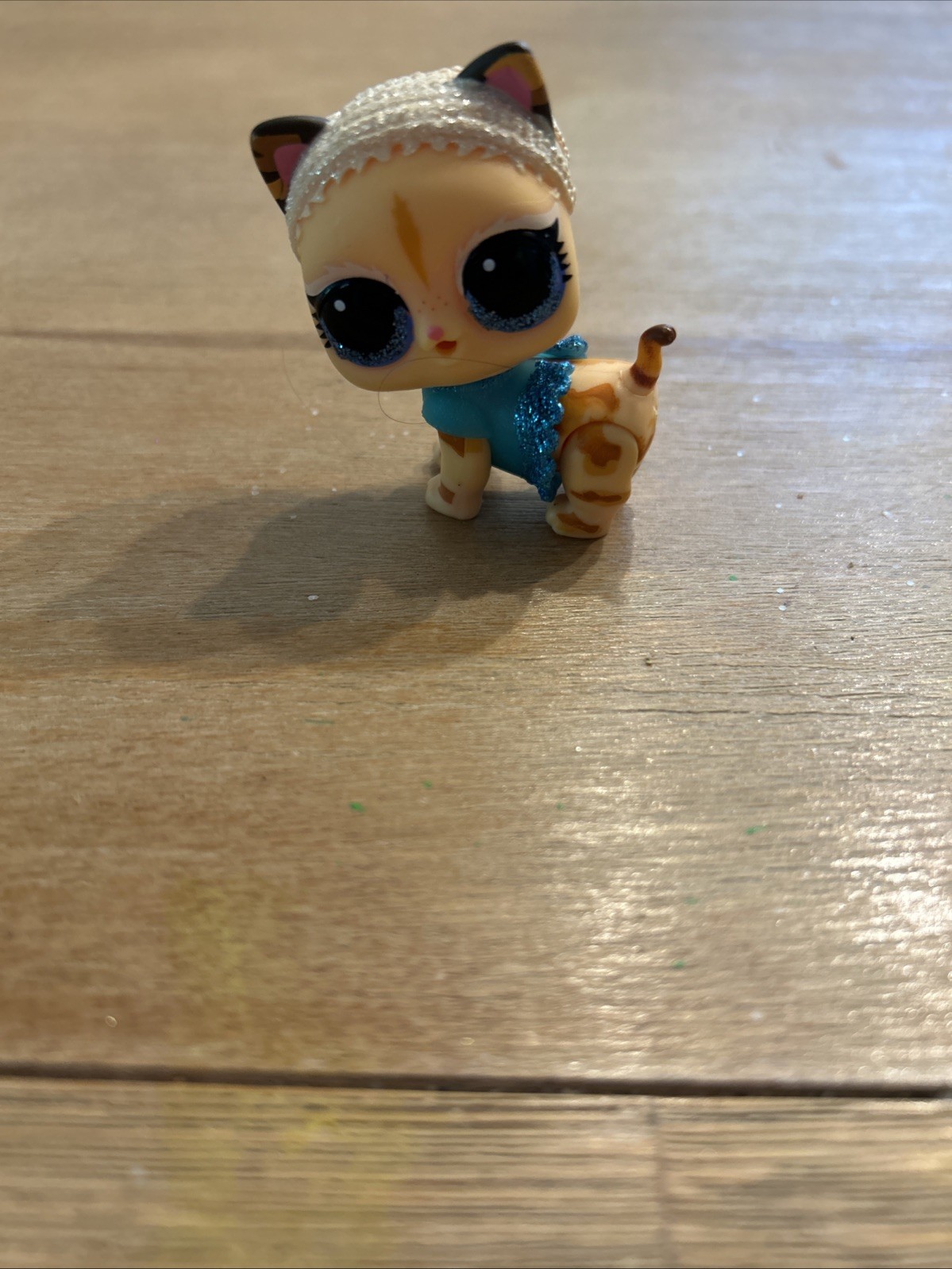 LOL Surprise! Pets Eye Spy Glitter Series Secret Agent Kitty With Outfit & Shoes