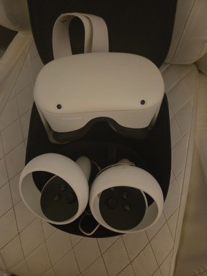 Oculus Meta quest 2 with case