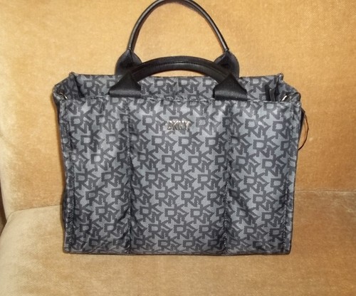 DKNY grau schwarz Beuteltasche Handtasche flacher Boden Umhängegurt mit Etikett