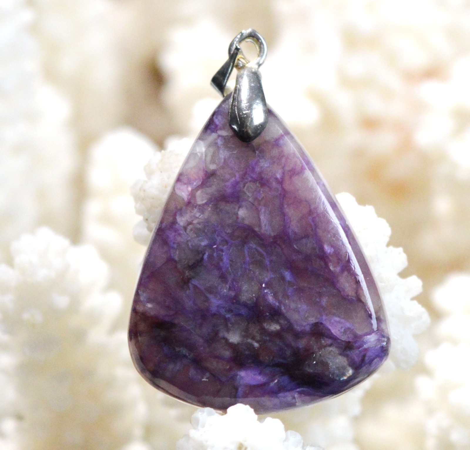 Charoite pendentif cabochon en pierre naturelle violette de Russie 32 carats référence FZ90