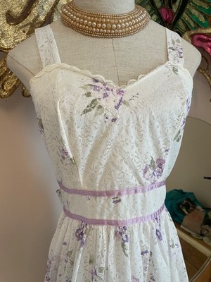 1970s Lace w Violets Garden Party Bridesmaid Wedding Dress w Ribbon Detail Small