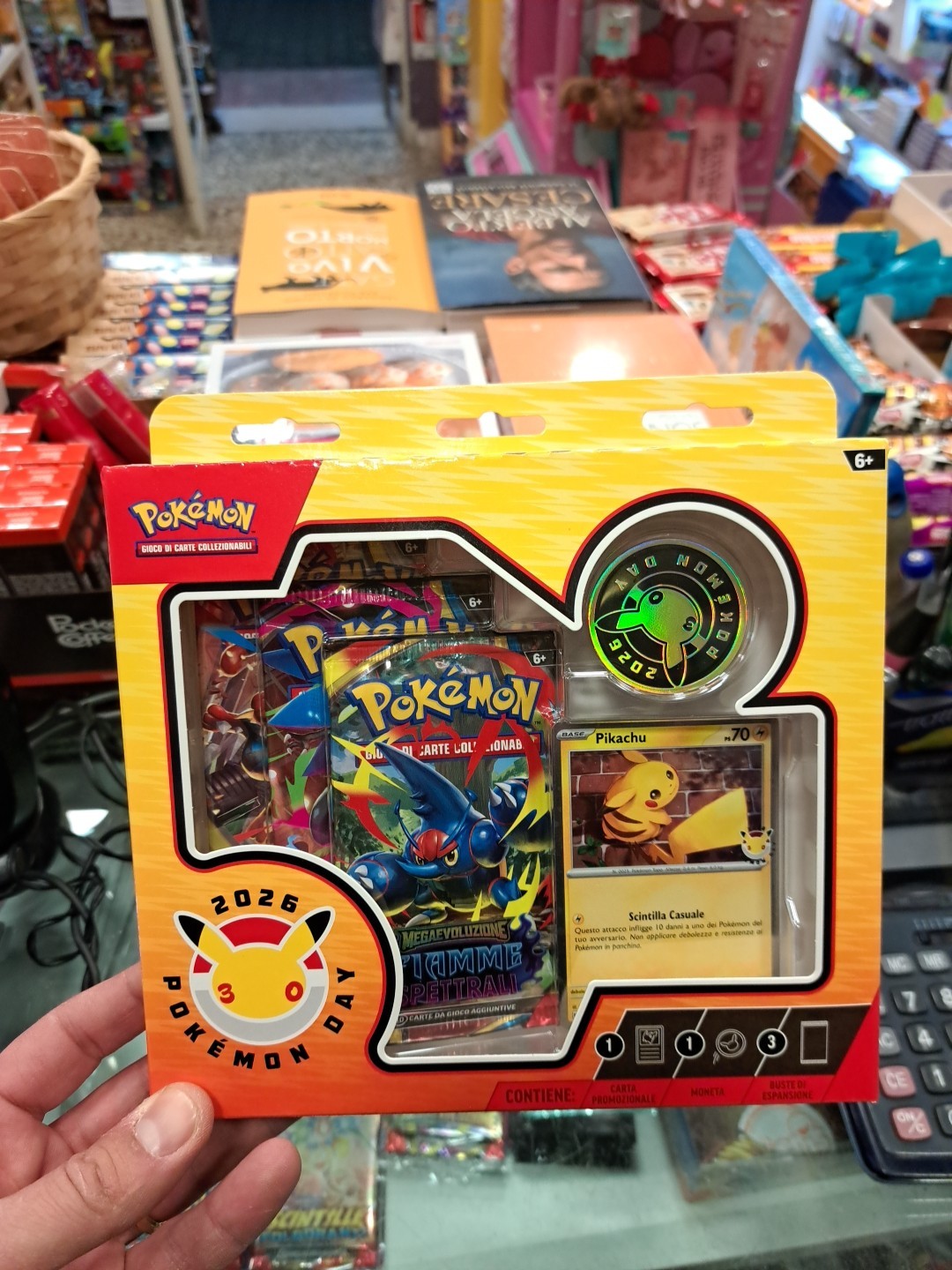 Carte Pokemon - Collezione Pokemon Day 2026 NUOVO SIGILLATO ITA - Immagine 2