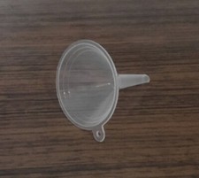 Kleiner mini Kunststoff Trichter, z.B. um kleine Flaschen zu befüllen, 1 Stück