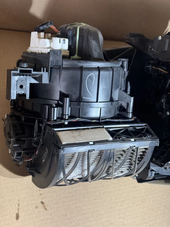 2011-2018 BMW X3, X4 OEM HVAC AC HEATER BLOWER MOTOR HOUSING BOX ASSEMBLY - Image 2 of 4