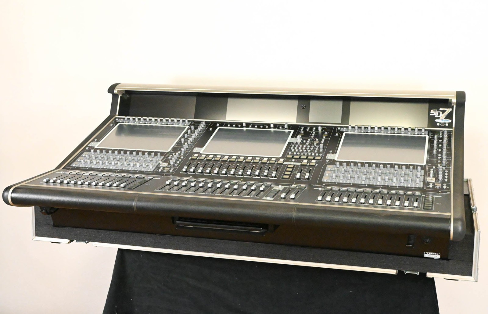 DiGiCo SD7 Digital Console w/Dual Engines, Waves, ST Optical & Road Case CG01048