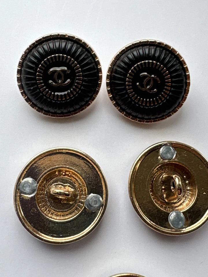 Set of 5 Chanel 18mm Black Buttons CC Logo Gold Tone - Image 4 of 4