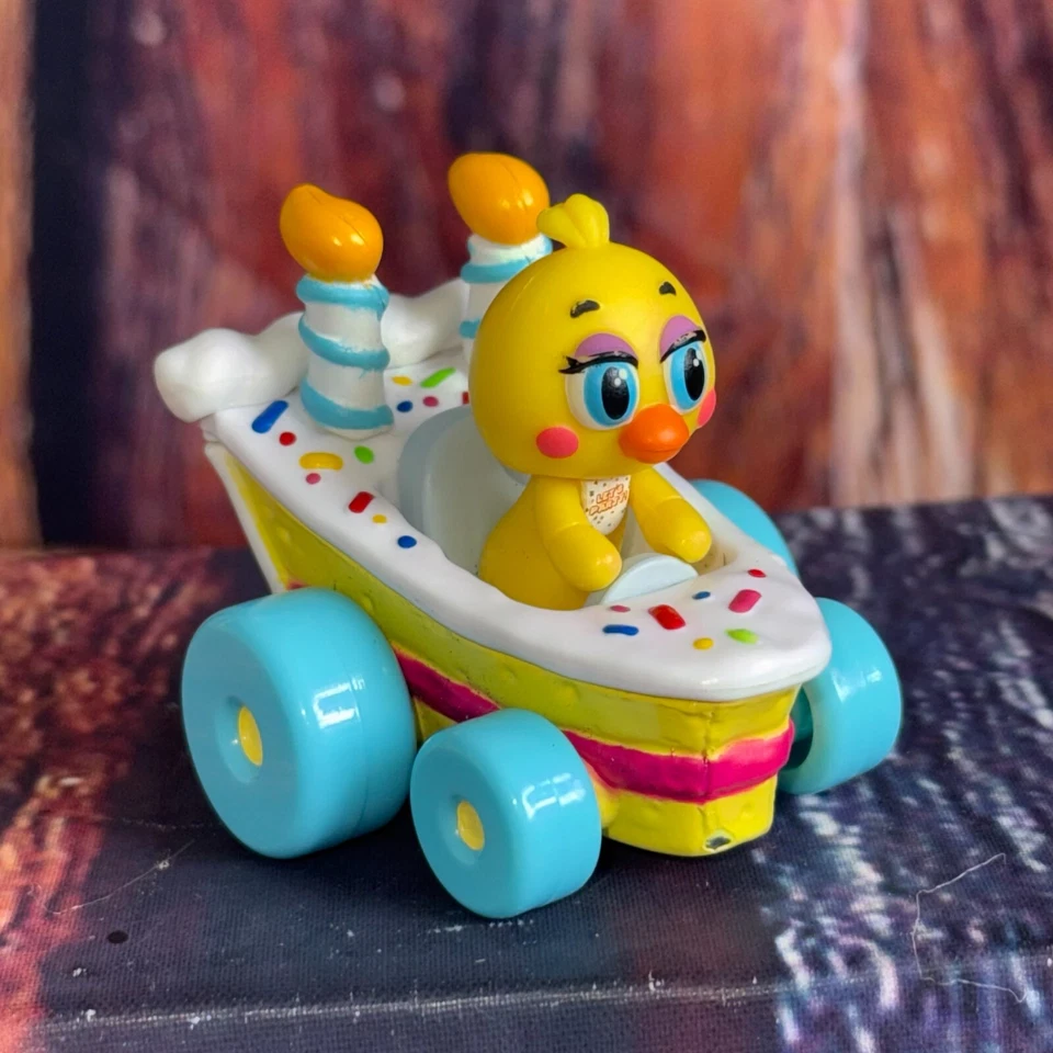 Boneco Funko Racers Five Nights at Freddy’s 2018 Chica Die Cast Yellow Chicken - Imagem 3 de 4