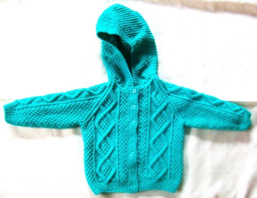 Handgefertigte Aran Design Baby Kapuze Cardigan/Jacke 12-18 Monate Größe Türkis - Bild 1 von 1