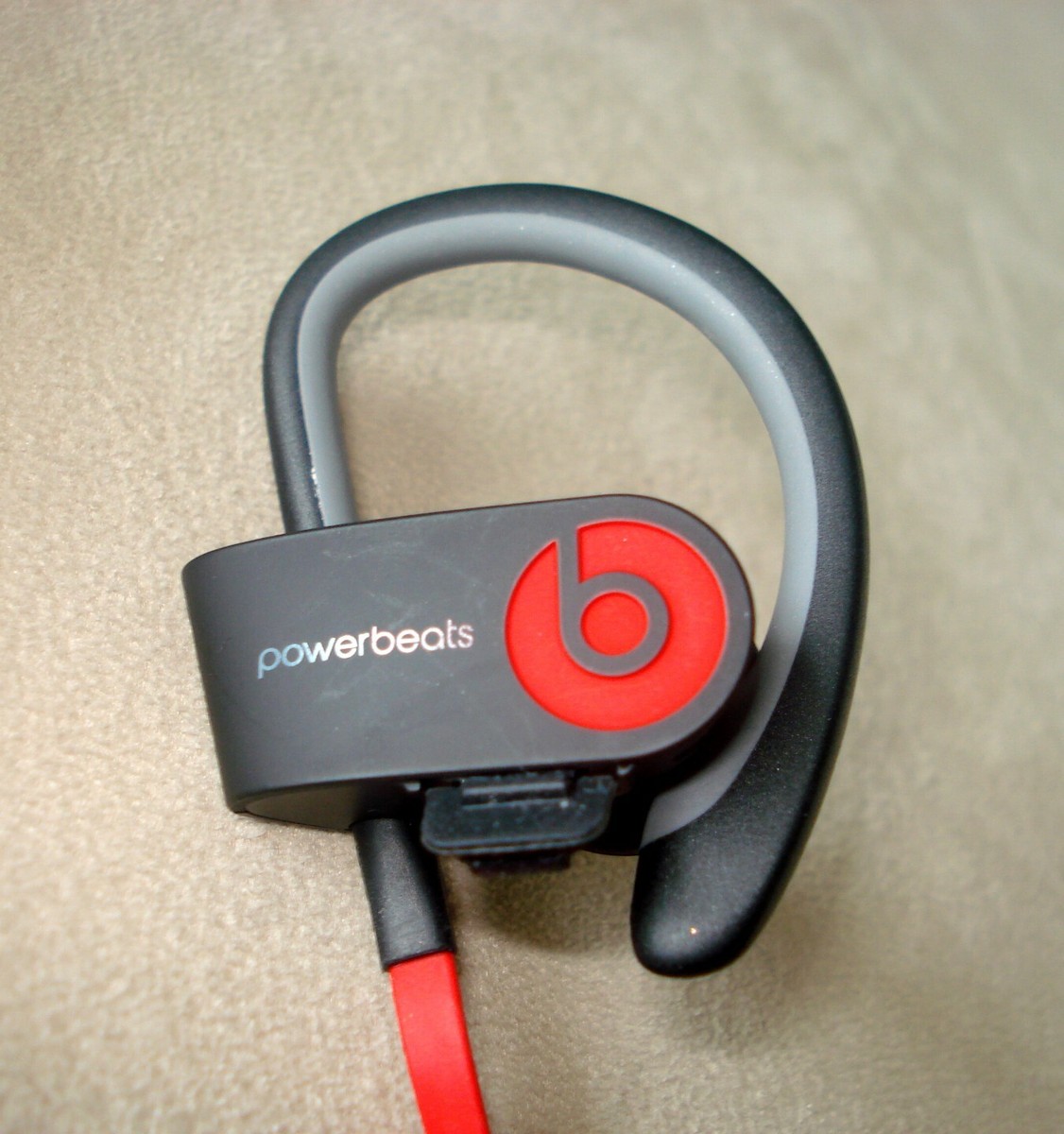 APPLE POWERBEATS WIRELESS EARPHONES MODEL B0516 WITH CARRYING CASE BLACK APPLE POWERBEATS WIRELESS EARPHONES MODEL B0516 WITH CARRYING CASE BLACK