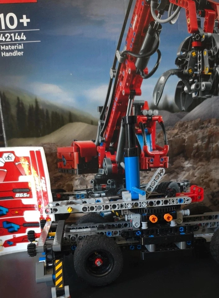LEGO Technic 42144 Material Handler, photo 4 sur 5