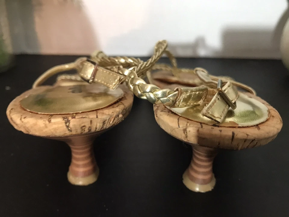 Sandalias doradas con tiras Dollhouse Pauline para mujer talla 9 tacón de gatito Foto 2 de 4